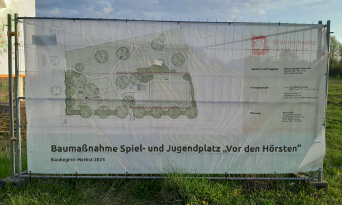 Das Bauschild wurde offenbar aufgestellt, obwohl es noch gar kein ausführendes Unternehmen gab.