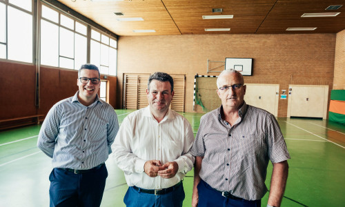 Freuen sich über die Fördermittelzusage für die Sporthalle in Rethen: (v.l.) Tobias Bäustmann, Hubertus Heil und Frank Engeler.
