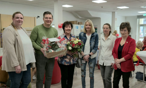 Abschied in vertrauter Runde Frederike Schwieger (Fachbereichsleitung), Vorstand Björn Försterling, Ehrenmitglied Juliane Liersch, die Koordinatorinnen Ines Renner und Susanne Streiter, Präsidentin Heike Kanter (v. li.).