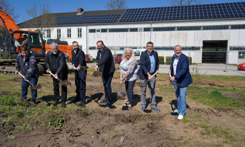Tatkräftig beim Spatenstich für den Neubau der Rettungswache Langelsheim (von links): Bauleiter Dirk Herrmann (Industriebau Wernigerode), Axel Surowy (Leitender Architekt), Matthias Niestroj (Leiter der Rettungswache Langelsheim), Langelsheims Bürgermeister Ingo Henze, Silke Mahn (Kreistagsabgeordnete und stell. Vorsitzende des Betriebsausschusses KWB), Landrat Dr. Alexander Saipa und KWB-Betriebsleiter Thomas Ebert.