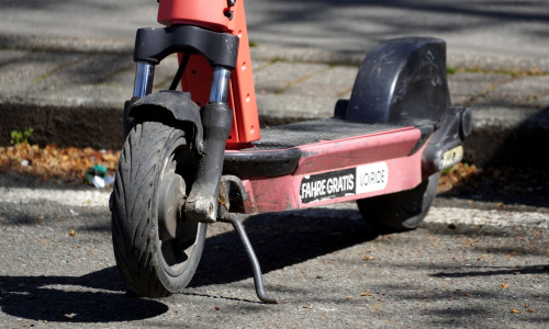 Ein E-Scooter-Fahrer kam bei einem Unfall ums Leben.
