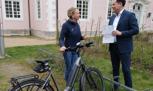 Bürgermeister Matthias Nerlich und Fachbereichsleiterin Tiefbau Astrid Behrens an den alten Fahrradständer, die durch eine neue Anlage ersetzt werden sollen.