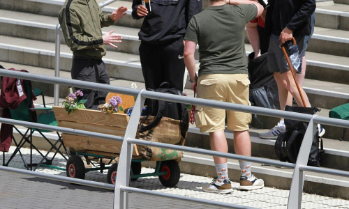 Männergruppe mit Bollerwagen an Christi Himmelfahrt (Archiv)