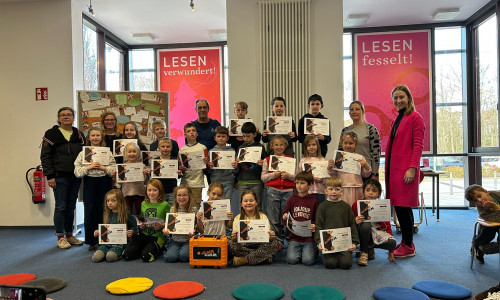 25 Kinder nahmen eine professionelle Podcast-Folge auf.