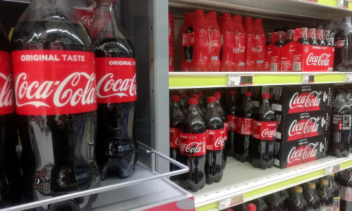 Coca-Cola in einem Supermarktregal (Archiv)