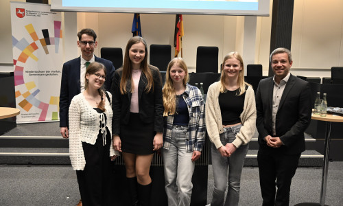 Geschichtslehrer Dr. Christian Mühling (li.) und Deniz Kurku (re.) mit einigen der erfolgreichen Schülerinnen der  Hoffmann-von-Fallersleben-Schule.