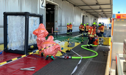 Die Einsatzkräfte mussten mit umfangreicher Schutzausrüstung arbeiten.