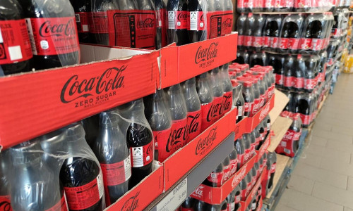 Coca Cola in einem Supermarkt (Archiv)