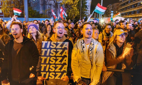 Tisza-Anhänger feiern auf der Wahlparty am 12.04.2026