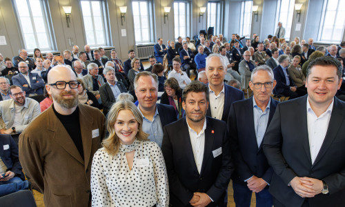 v.r.n.l.: Oberbürgermeister Dr. Thorsten Kornblum, Matthias Gollmer (Gollmer-Bau), Jörg Meyer (Braunschweig Zukunft), Ulf Streit (Grundstücksgesellschaft Braunschweig), Joachim Düppe (Deutsche Reihenhaus), Moderatorin Adina Eggert (Braunschweig Zukunft) und Sven Schmittbüttner (Unternehmensgruppe Krebs) begrüßten rund 150 Gäste zum 22. Braunschweiger Immobilienfrühstück.