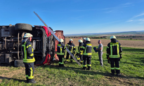 Die Einsatzkräfte sicherten die Stelle rund um den umgekippten Lkw bei Wobeck.