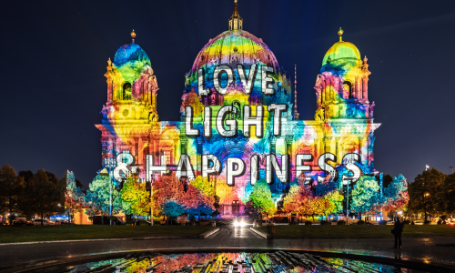 Der Berliner Dom beim Festival of Lights 2025.