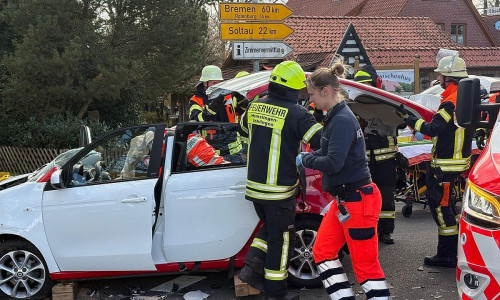 Rettungskräfte entfernen das Dach des verunfallten Smart (Archiv)