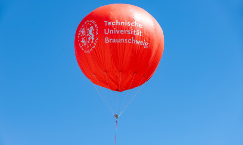 Fesselballon mit Sensoren zur vertikalen Erfassung der Luftqualität. 