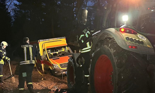 Das Fahrzeug wurde mit Hilfe von Rundschlingen am Traktor befestigt (Archiv)