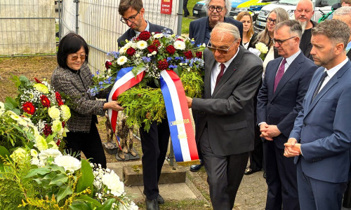 Oberbürgermeister Dennis Weilmann (rechts) bei der Kranzniederlegung am Gedenkort Laagberg. 