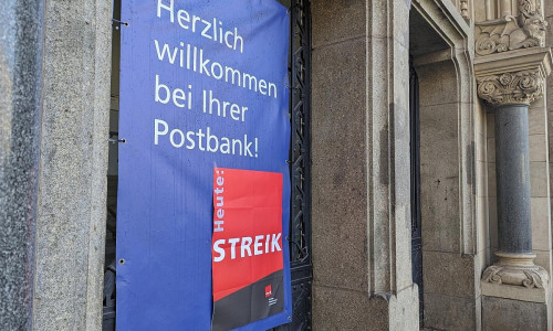 Streik-Hinweis an einer Postbank-Filiale (Archiv)