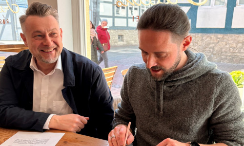 Bürgermeister Ivica Lukanic (li.) und Adrian Hermet freuen sich über die neue Kooperation.