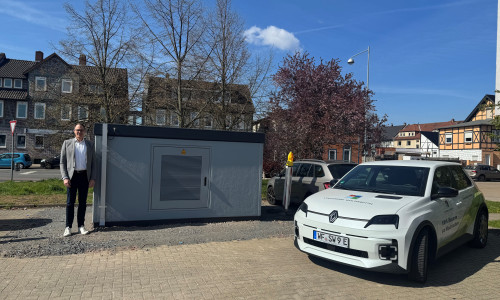 Ingo Schultz, technischer Geschäftsführer der Stadtwerke Wolfenbüttel, an der neuen Ortsnetzstation in der Halchterschen Straße.