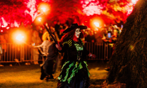 Hexen entzünden das Feuer bei der Walpurgisnacht in Hahnenklee.