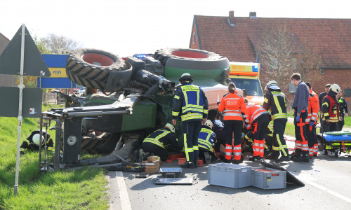 Die Einsatzkräfte haben den unter dem Führerhaus eingeklemmten Fahrer befreit.