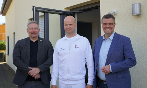 Jens Suckstorff (Mitte) erhält von Landrat Dr. Alexander Saipa (rechts) und Frank Dreßler eine Förderung aus dem Programm für die Ansiedlung von Ärztinnen und Ärzten.