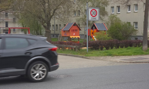 Die Stadt möchte vor einigen Spielplätzen nun 30er-Zonen einrichten.