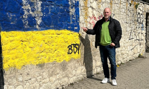 Bürgermeister Ingo Geisler vor einer strafrechtlichen relevanten Sprüherei an der historischen Mauer des Herrenhausparks in Sickte.