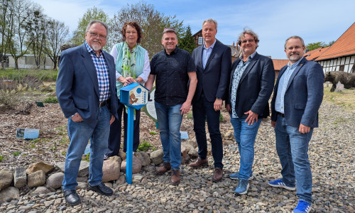  Freuen sich über den Neuzugang im Eiszeitgarten (von links): Vom Förderkreis Siegfried Pelzer, Inge Pelzer (mit der Zwitscherkiste) und Marcus Porschke, für die Stadt Dezernent für Wirtschaft, Kultur und Digitales Jan Erik Bohling, Fachdienstleiter Kultur Hartmut Schölch und Museumsleiter Arne Homann.