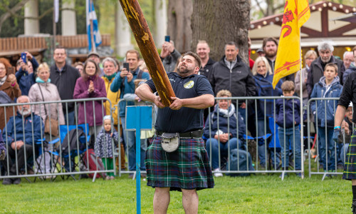 Der Baumstammwurf ist eine von mehreren Disziplinen bei den Highland Games in Peine. 