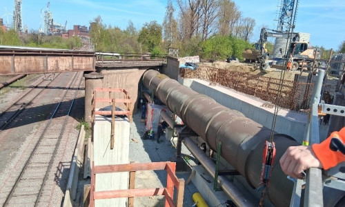 Die neuen Pfeilerkonstruktionen zwischen den zwei östlichen Gleisen der VPS und der Sintergasleitung sowie das östliche neue Widerlager.