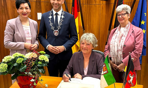 Landtagspräsidentin Hanna Naber trägt sich im Beisein von Oberbürgermeister Dennis Weilmann sowie den Bürgermeisterinnen Immacolata Glosemeyer (links) und Angelika Jahns (rechts) ins Goldene Buch der Stadt ein.