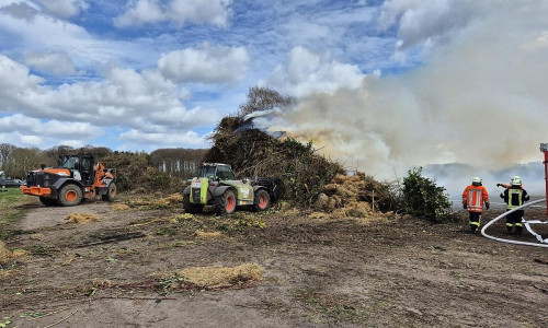 Das in brand geratene Osterfeuer (Archiv)