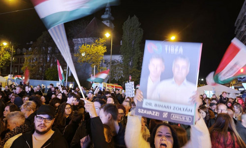 Tisza-Anhänger feiern auf der Wahlparty am 12.04.2026