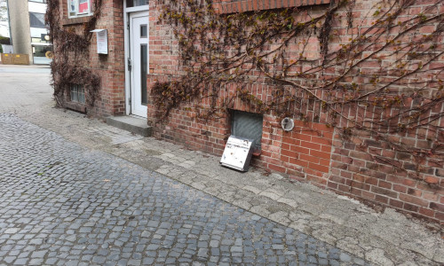 Der Briefkasten am Boden, das Parteilogo (links neben der Tür) verbogen: Die Linke beklagt Vandalismus in Gifhorn.