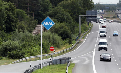 Aral-Tankstelle an einer Autobahn (Archiv)