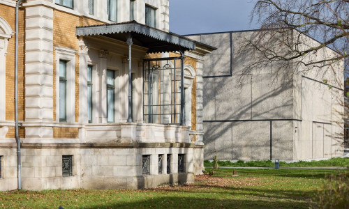 Das Direktorhaus 2026, im Hintergrund das Magazingebäude der HAB.