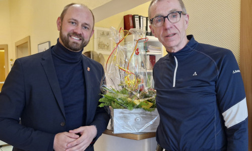 Bürgermeister Malte Schneider (li.) gratuliert Dr. Detlev Ameis zur neuen Praxis in der Schützenbahn.