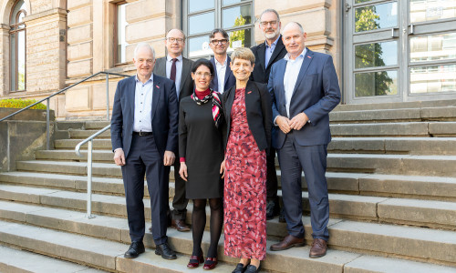 Das neue Präsidium (v.l.): Prof. Dr.-Ing. Arno Kwade (Vizepräsident für Transfer und Innovation), Prof. Dr.-Ing. Markus Henke (Vizepräsident für Forschung und Internationales), Prof. Dr. Stefanie Hartz (Vizepräsidentin für Lehrinnovation), Prof. Dr. Knut Baumann (Vizepräsident für Studium), Präsidentin Prof. Dr. Angela Ittel, Prof. Dr.-Ing. Manfred Krafczyk (Hauptberuflicher Vizepräsident für Digitalisierung und Nachhaltigkeit) und Dietmar Smyrek (Hauptberuflicher Vizepräsident für Personal, Finanzen und Hochschulbau).