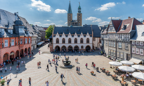 Marktplatz mit Rathaus. 