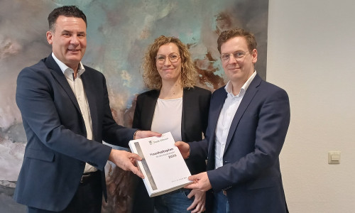  Bürgermeister Matthias Nerlich überreicht Tim Wawrosch, Leiter des Fachbereich Finanzen und seiner Stellvertreterin Sandra Thölke den genehmigten Haushaltsplan.