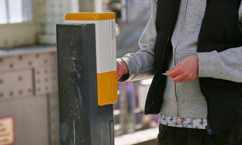 Fahrgast stempelt Fahrkarte ab (Archiv)