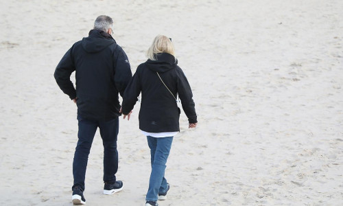 Paar geht am Strand spazieren