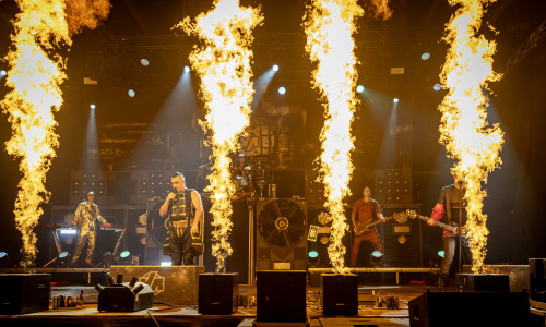 Die Band begeisterte mit einer beeindruckenden Pyroshow.