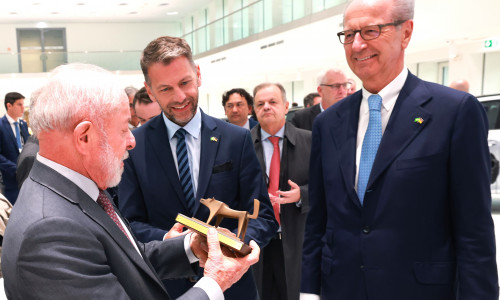 Oberbürgermeister Dennis Weilmann (Mitte) überreicht Luiz Inácio Lula da Silva den Bronzewolf. 