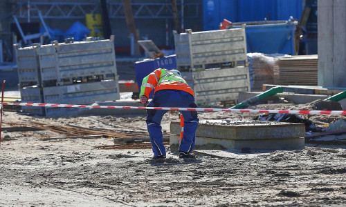 Bauarbeiter auf einer Baustelle (Archiv)