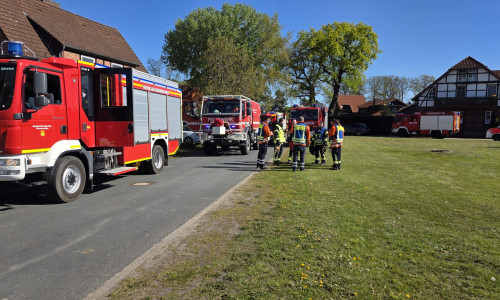 Die Feuerwehren stimmten sich ab, um den vermeintlichen Waldbrand möglichst schnell zu lokalisieren.
