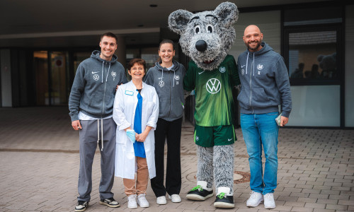 Die VfL-Delegation besuchte die Kinderklinik.