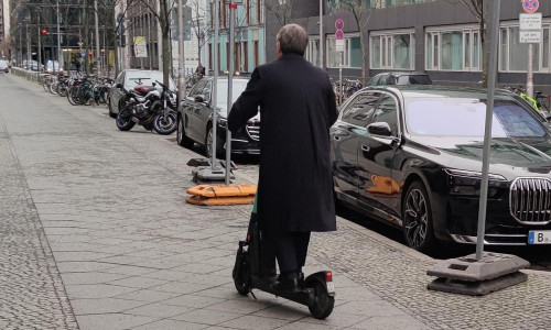 Armin Laschet auf E-Scooter (Archiv)