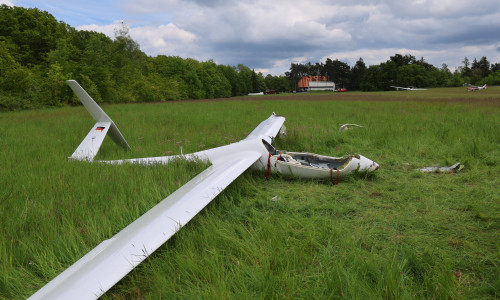 Der Pilot wurde lebensgefährlich verletzt.
